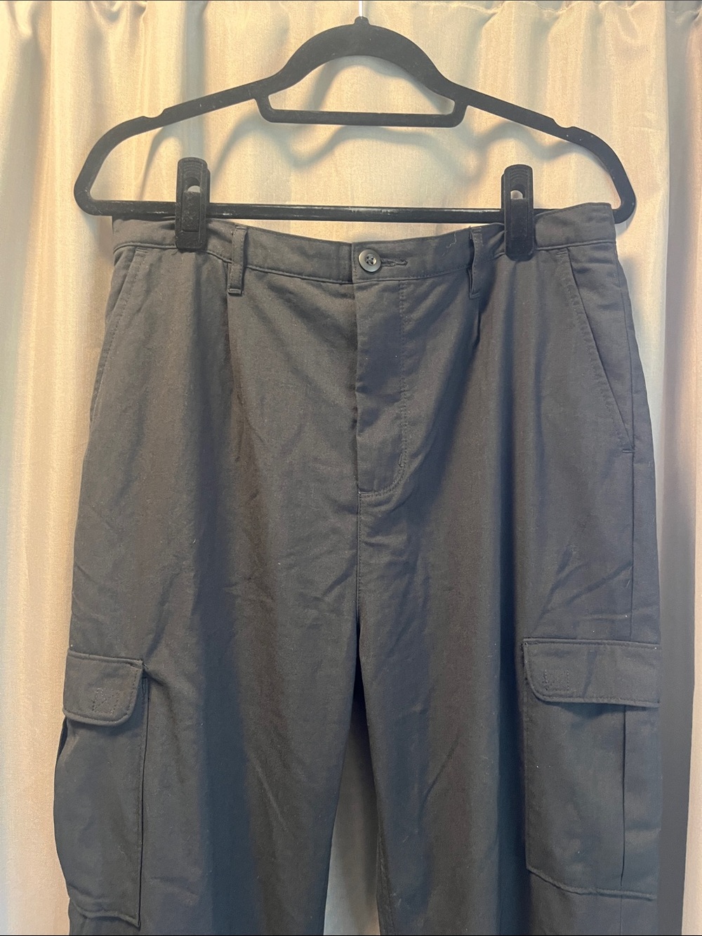 Vans lightweight cargo pants, timeless design.